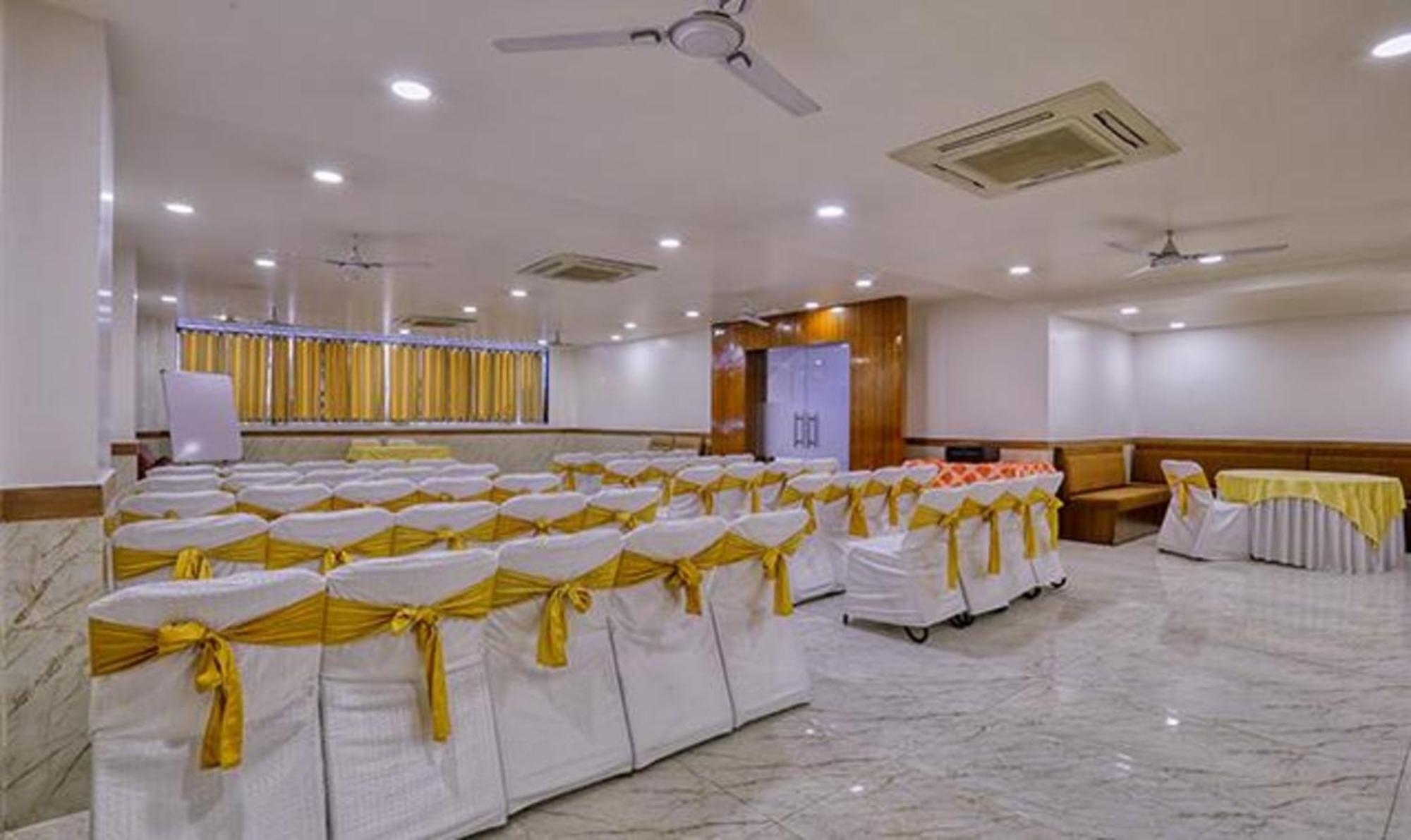 Hotel Fabhotel Eleven Grand
