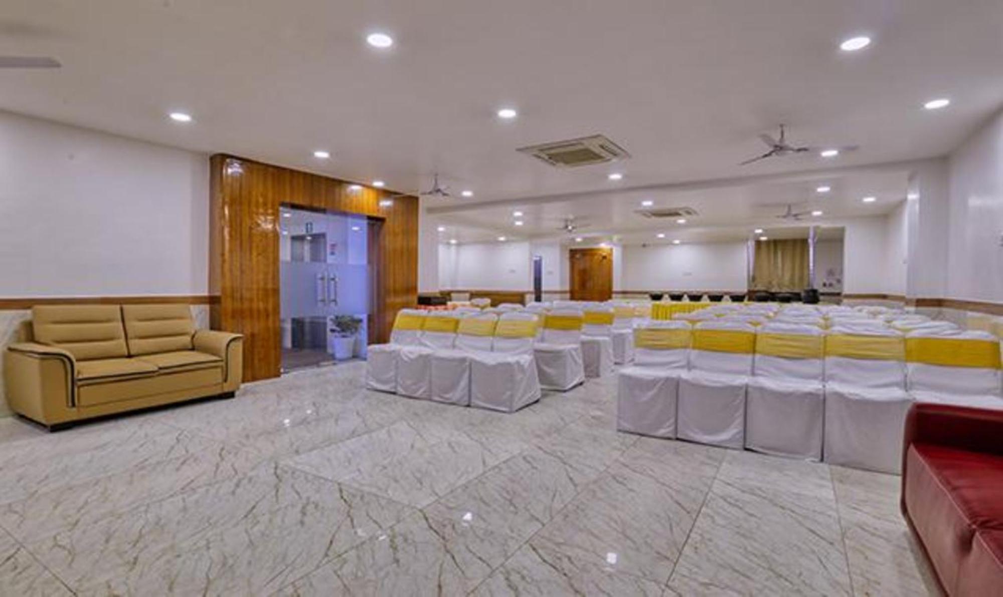 Hotel Fabhotel Eleven Grand Indore