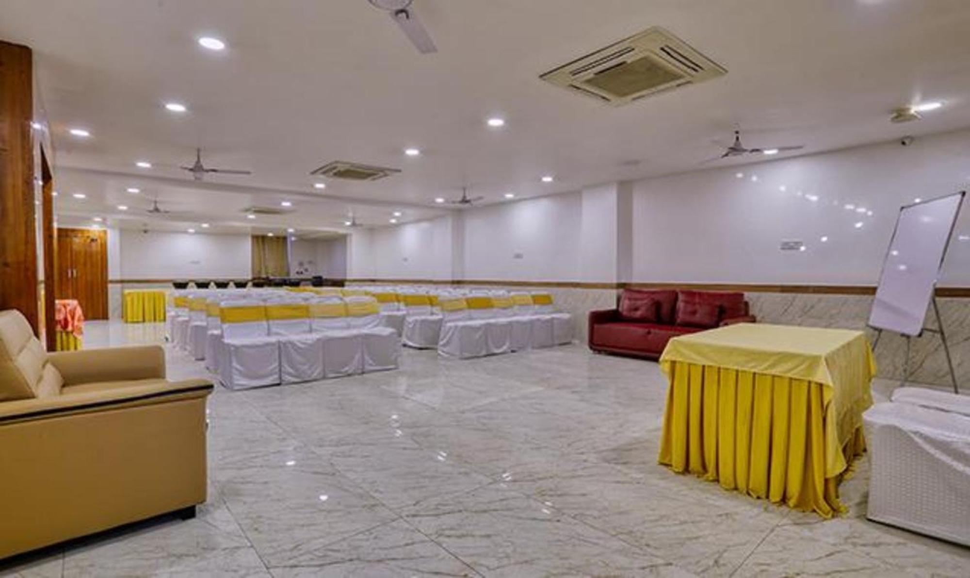 Hotel Fabhotel Eleven Grand Indore